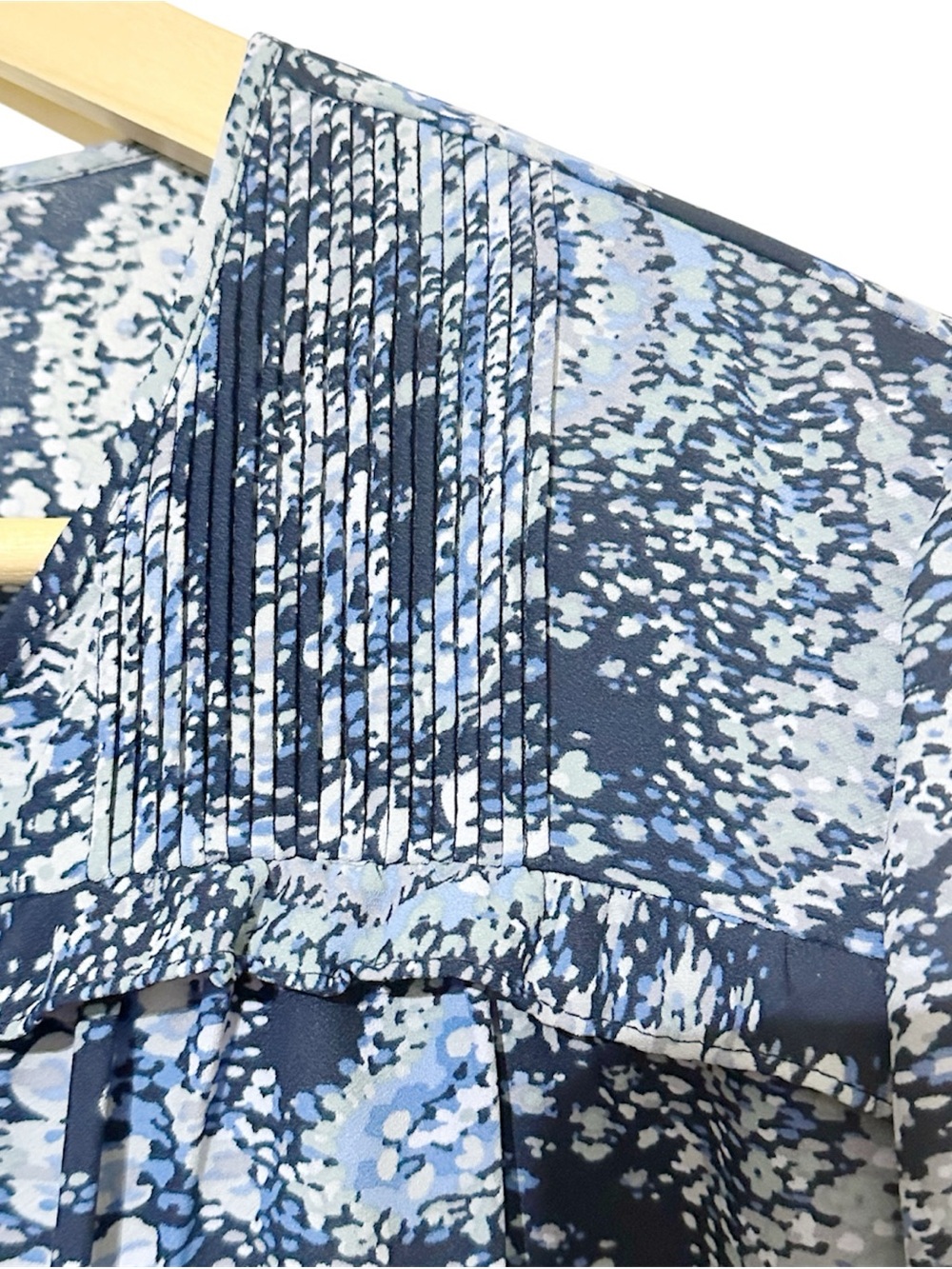 Joie Parisian Paisley Pintuck Peasant Blouse Blue Tie Neck Size Large - Picture 3 of 6